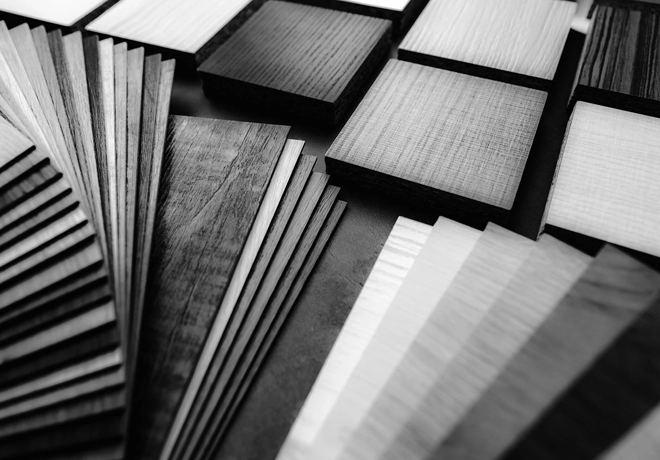 Foto in bianco e nero che mostra un'elegante composizione di campioni di materiali usati da BEHOME