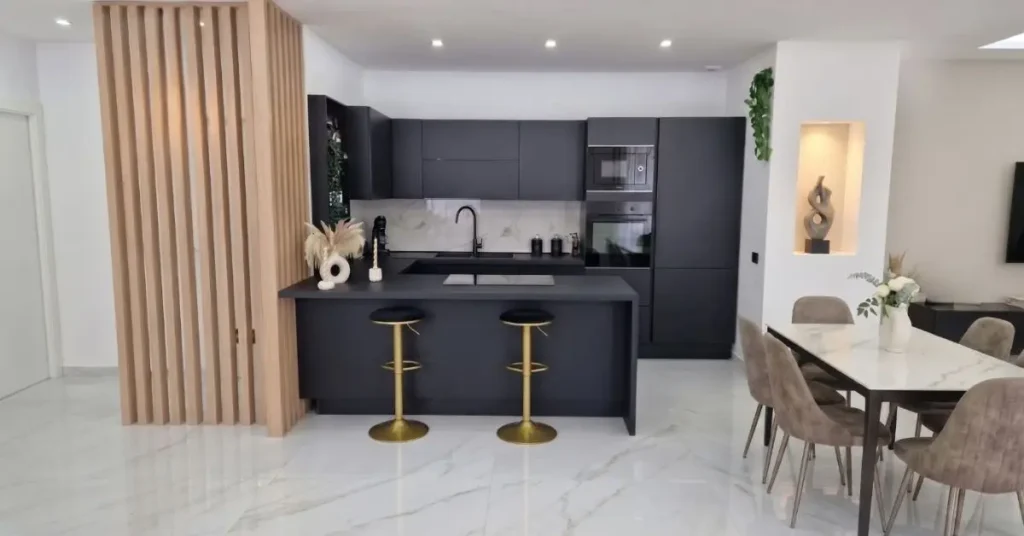 Visione d'insieme di un open space moderno con cucina a vista total black modello Venere e zona living luminosa
