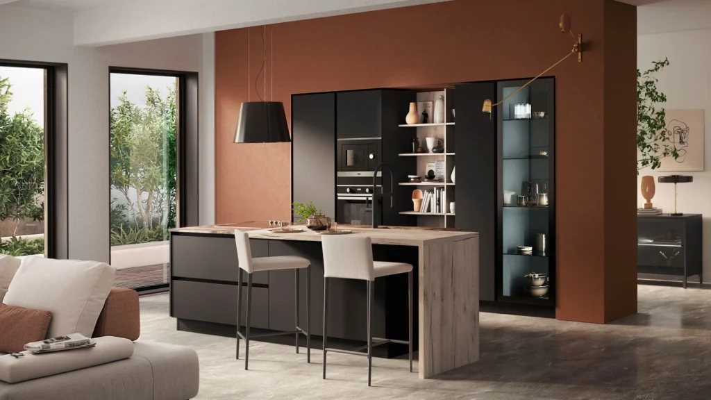 Ampia Cucina Con Isola Ines Black: basi nere, piano snack in legno chiaro, sgabelli bianchi e colonne scure attrezzate.