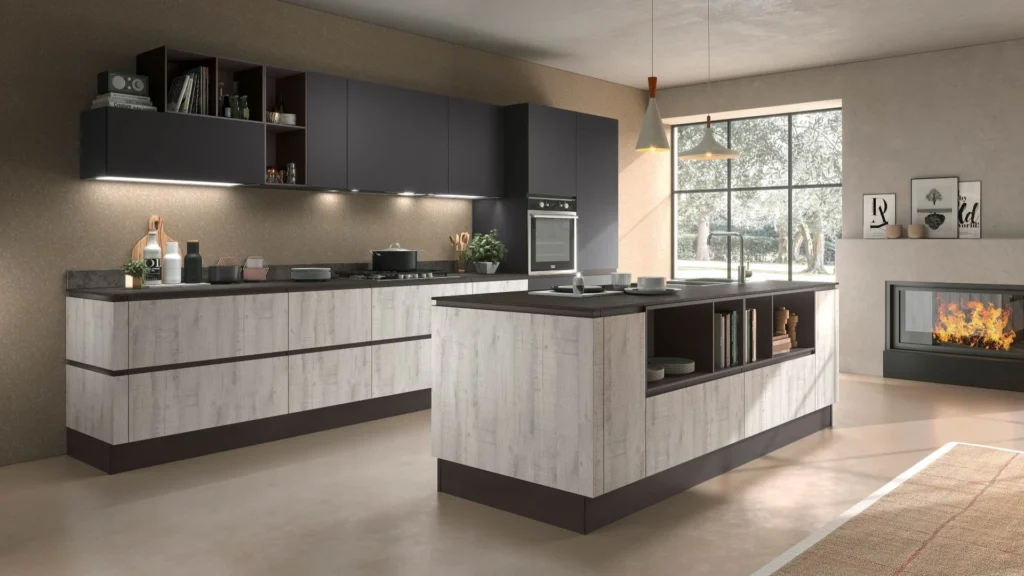 Ampia Cucina Moderna Ines It aperta sul living: isola in legno chiaro con vani a giorno, pensili scuri e camino.