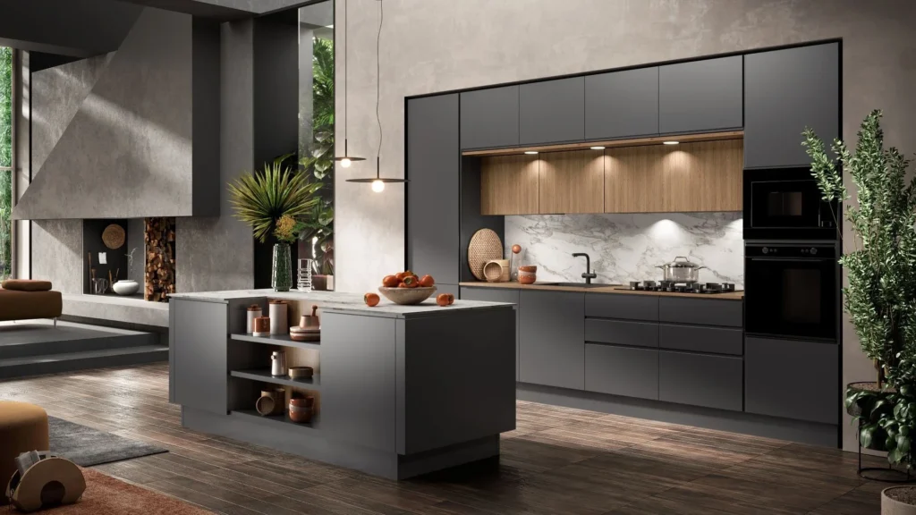 Cucina Moderna Crea: basi grigie, pensili in legno illuminati, schienale in marmo e piano cottura nero.