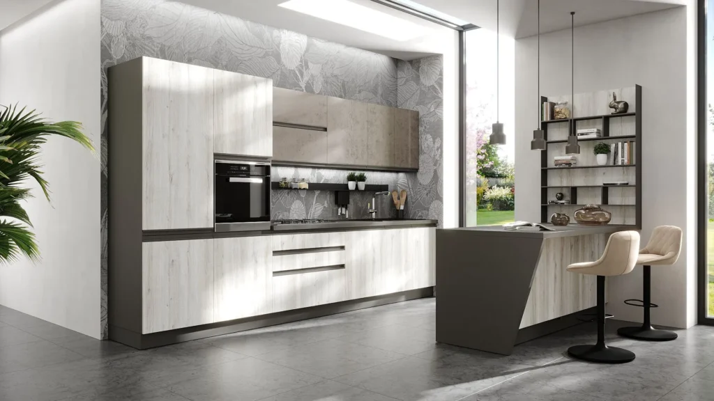 Cucina con isola Ines Flower di BEHOME: mobili chiari e grigi, carta da parati floreale, bancone e due sgabelli.