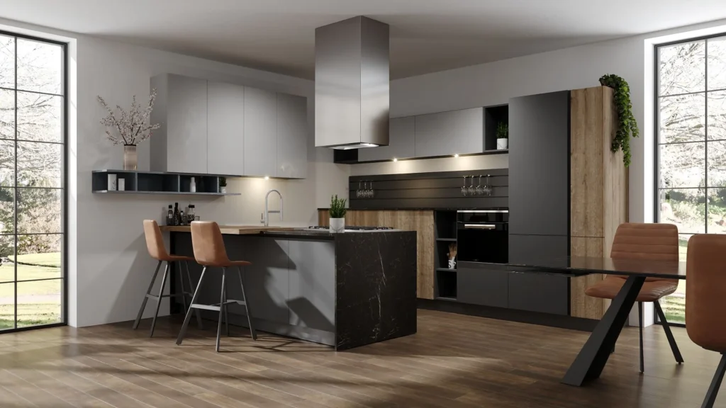 Cucina con isola Libra Op di BEHOME: mobili grigi e finiture in legno, isola scura, cappa inox e sgabelli color cuoio.