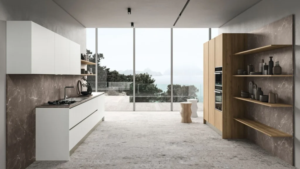 Cucina lineare Dafne New di BEHOME: mobili bianchi, colonne in legno con mensole e schienale in marmo scuro.