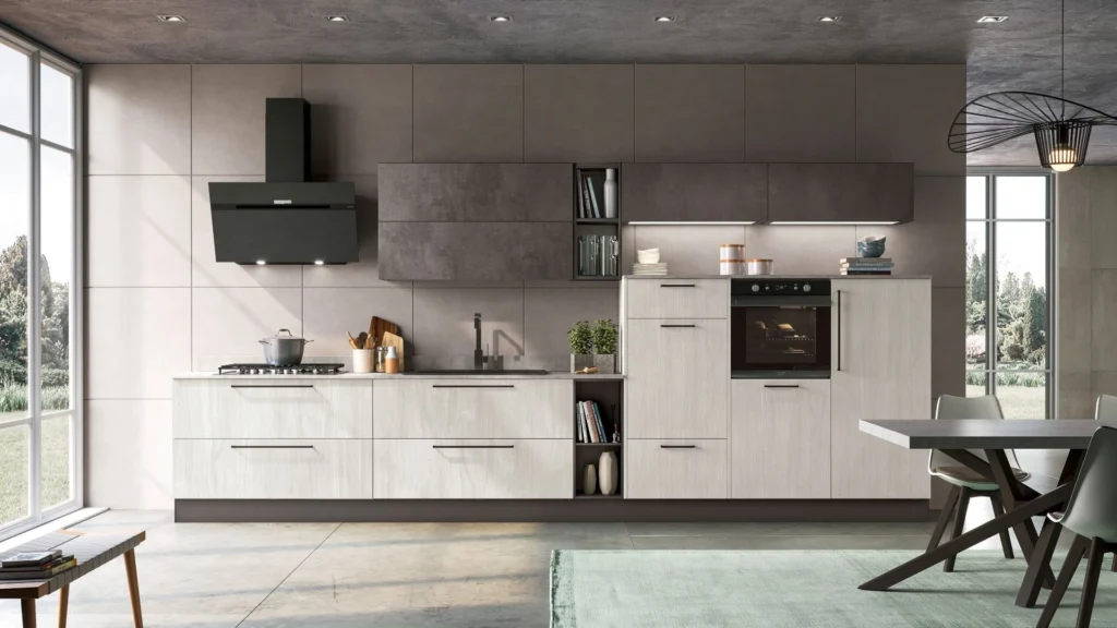 Cucina Lineare Ines Linear: basi chiare, pensili e cappa scuri, forno a incasso, tavolo da pranzo moderno con sedie.
