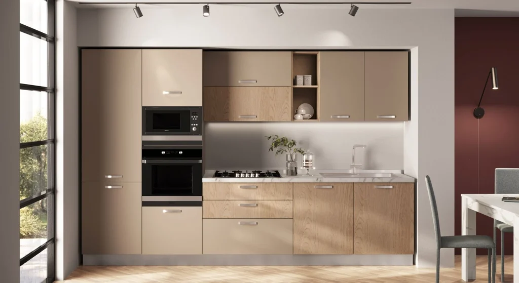 Ampia Cucina Lineare Karma Iris: colonne tortora con forni, basi e pensili in legno e beige, top in marmo chiaro.
