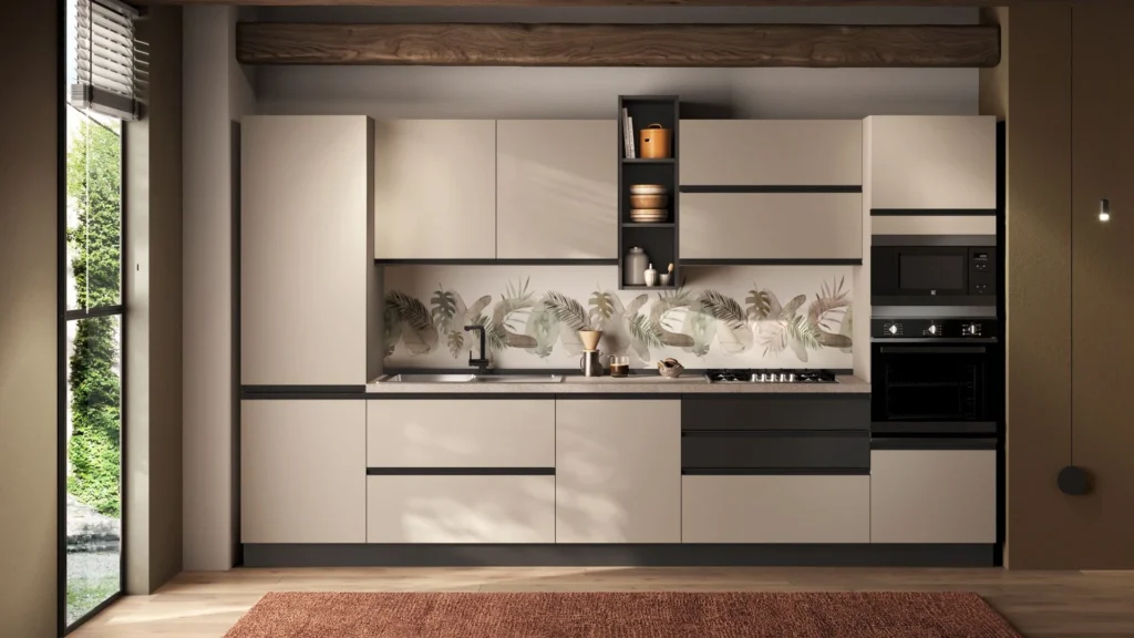 Cucina lineare Palio Emma di BEHOME con mobili beige, dettagli neri, doppio forno e schienale con motivo a foglie.