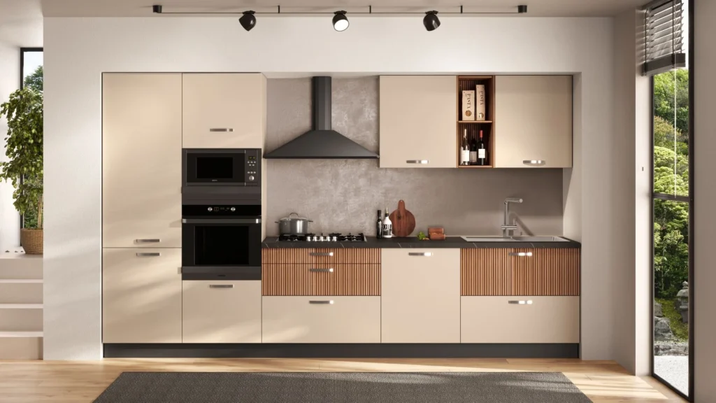 Cucina lineare Palio Gea di BEHOME con mobili beige, cassetti in legno cannettato, cappa nera e doppio forno.
