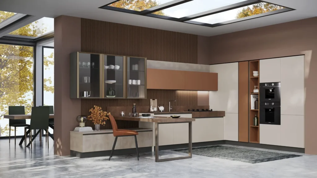 Cucina moderna Dafne caramel con pensili a vetro, penisola, sedia ruggine, forni a colonna e parete a doghe.