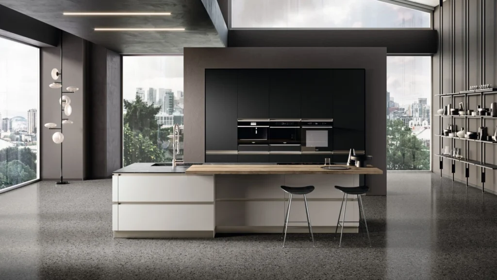 Vista orizzontale della cucina moderna con isola Moon Black di BEHOME con colonne scure, bancone in legno e sgabelli.