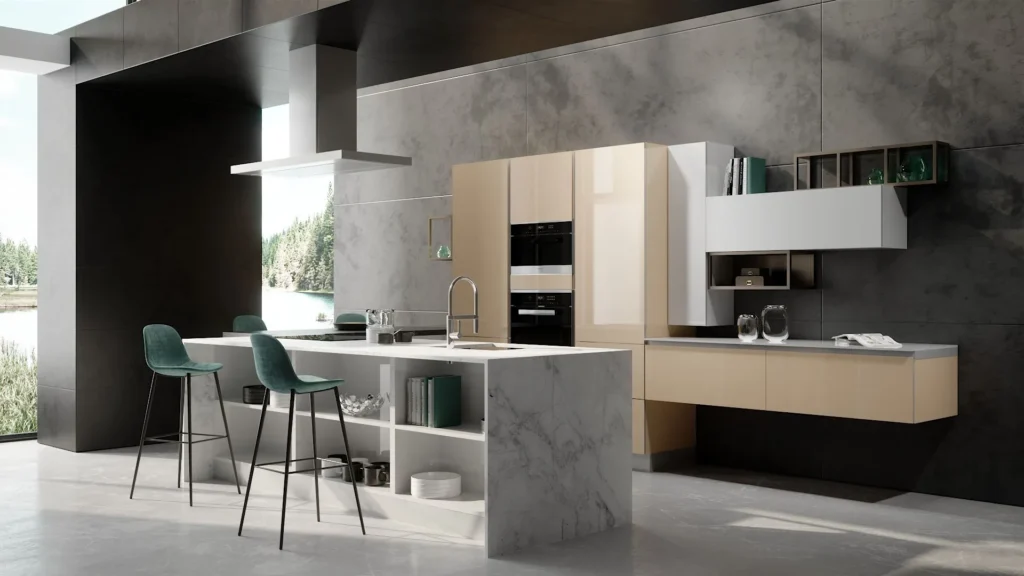 Cucina con penisola Dafne Soft di BEHOME con mobili beige lucido, penisola in marmo bianco e due sgabelli verdi.