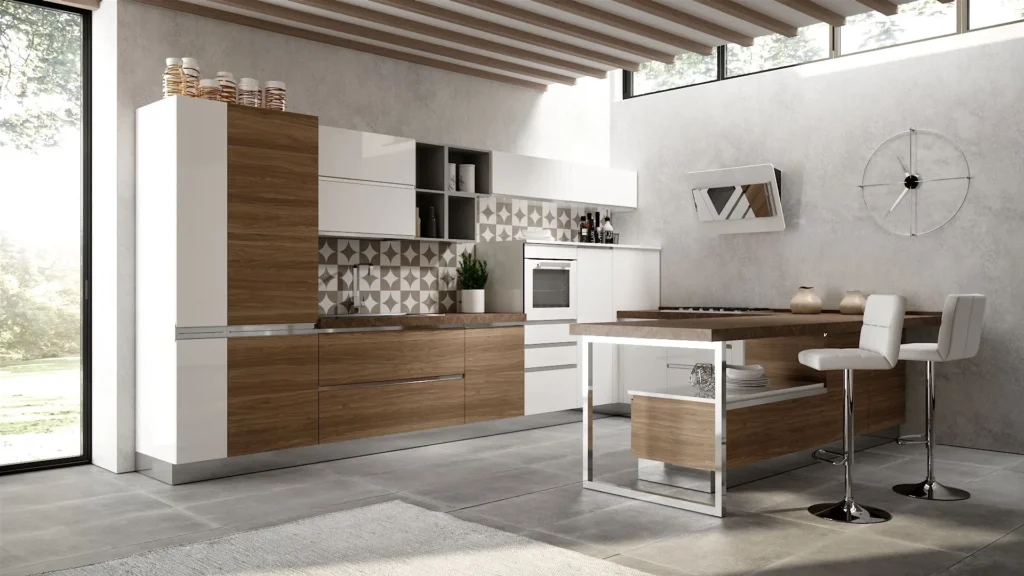 Cucina con penisola Ines Est di BEHOME: mobili bianchi e in legno, schienale geometrico e due sgabelli bianchi.