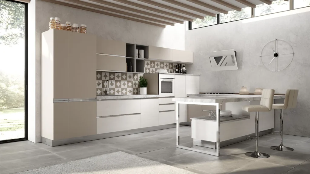 Cucina con penisola Ines Light di BEHOME: mobili chiari, top in marmo, schienale geometrico e due sgabelli.