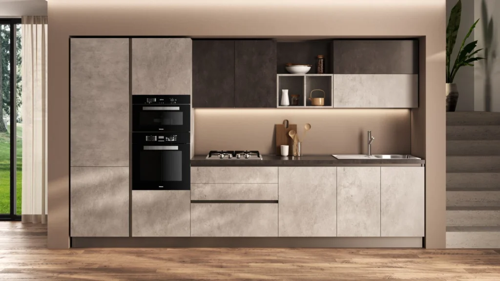Cucina Venere Top BEHOME lineare incassata a parete con basi effetto cemento, pensili scuri e doppio forno.