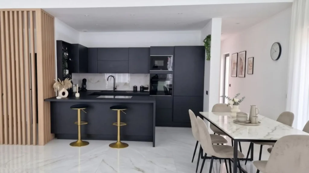 Cucina Venere total black in PET extramatt e top in Fenix con totem espositore vini
