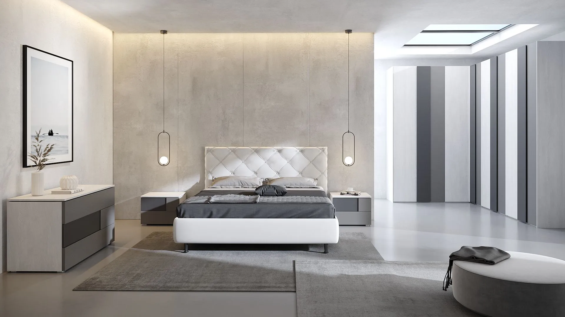 Camera da letto Camilla di BEHOME con letto bianco trapuntato, mobili bicolore e armadio a fasce sullo sfondo.
