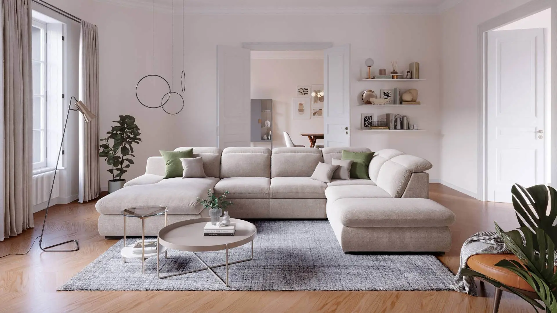 Divano angolare Litorale di BEHOME in tessuto beige chiaro in un soggiorno luminoso.