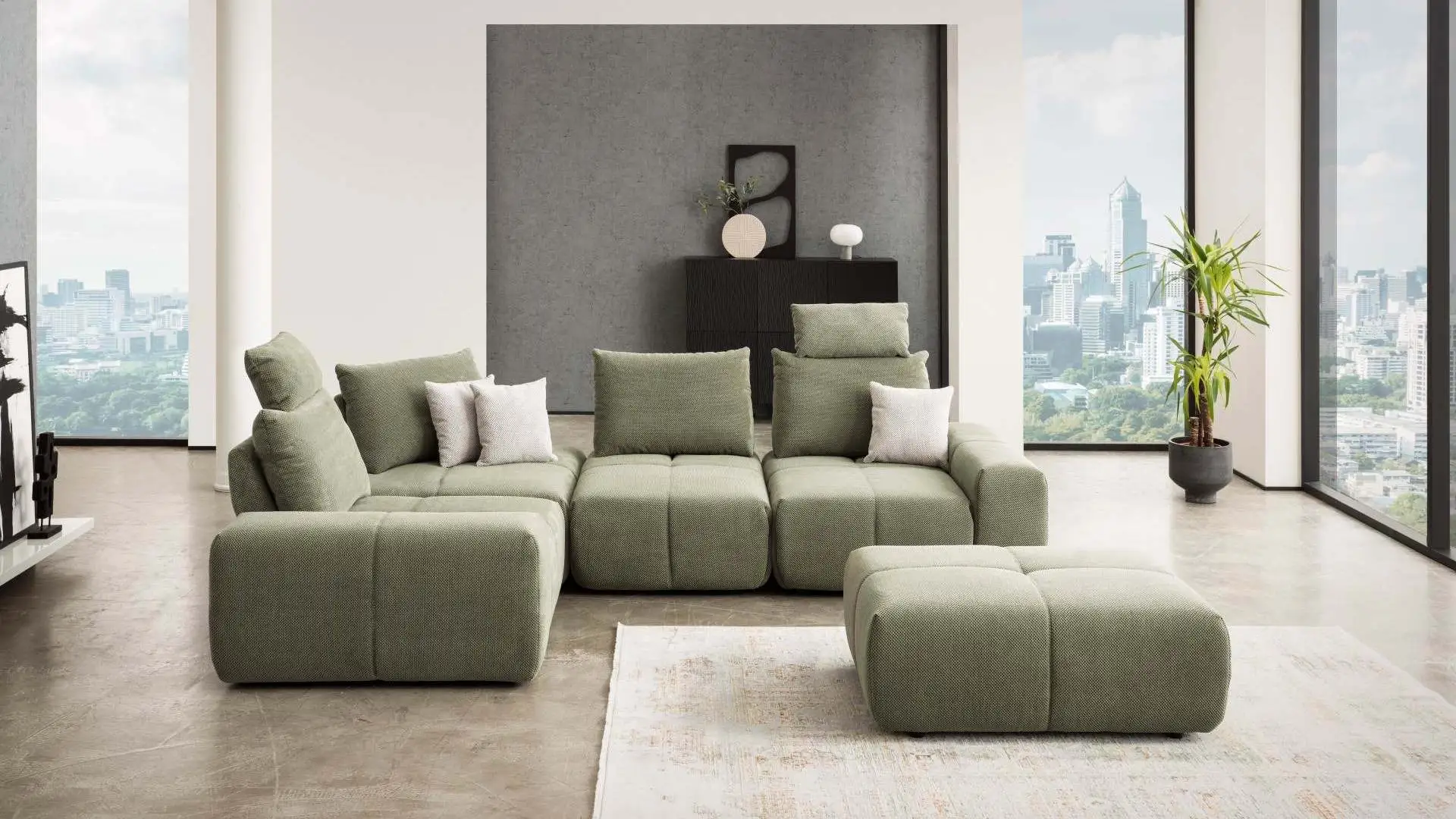 Divano componibile Melbourne di BEHOME in tessuto verde con pouf in un soggiorno moderno.