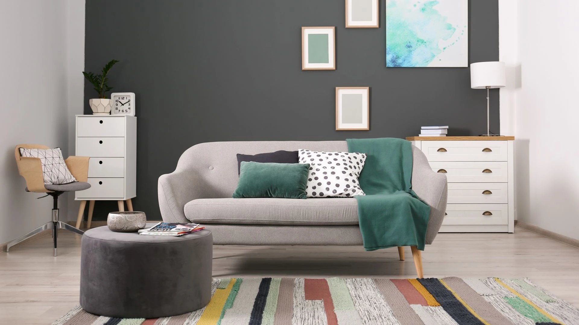 Divano a due posti Denver di BEHOME in tessuto grigio chiaro in un salotto moderno.