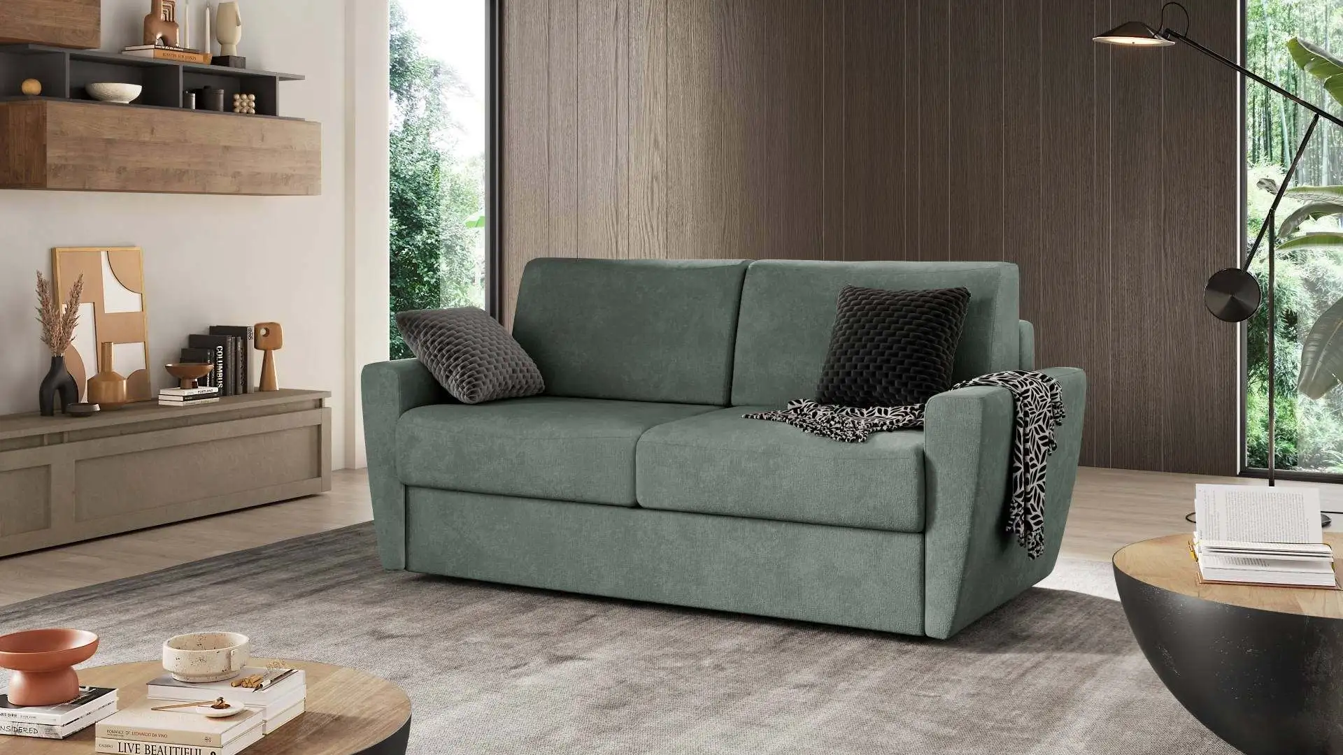 Divano letto a due posti Confort di BEHOME in tessuto verde in un salotto moderno.