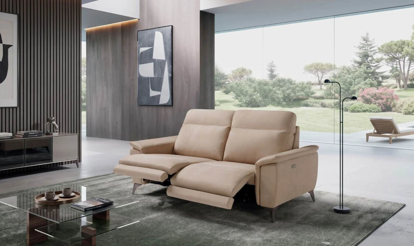 Divano a tre posti Roma di BEHOME beige con meccanismo relax aperto in un soggiorno.