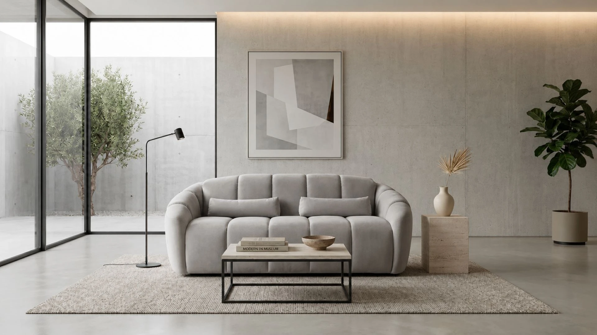 Divano a tre posti Virage di BEHOME in tessuto grigio chiaro in un salotto moderno.