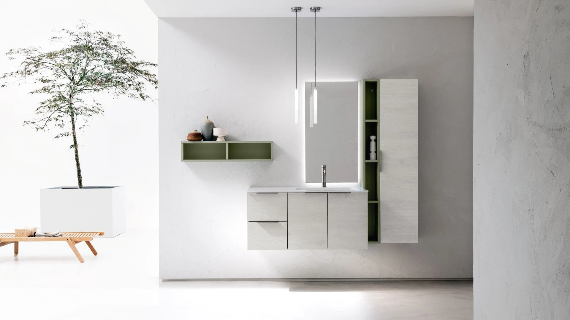 Mobile bagno sospeso Axel di BEHOME in legno sbiancato con colonna e dettagli verdi.