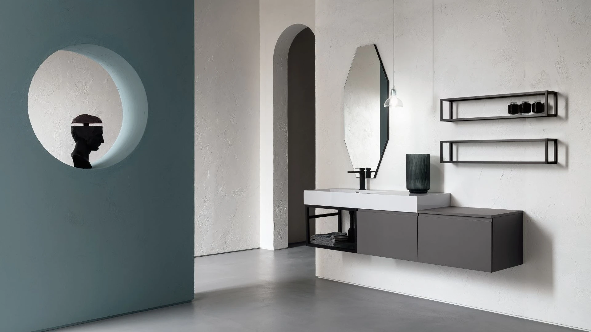 Mobile bagno sospeso Elvis di BEHOME grigio scuro con specchio esagonale.