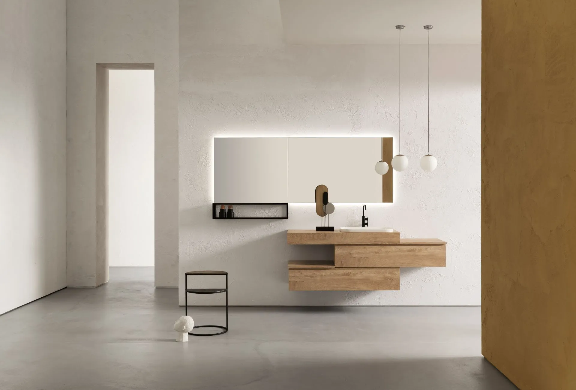 Mobile bagno sospeso Ivan di BEHOME in legno chiaro in un bagno minimalista.