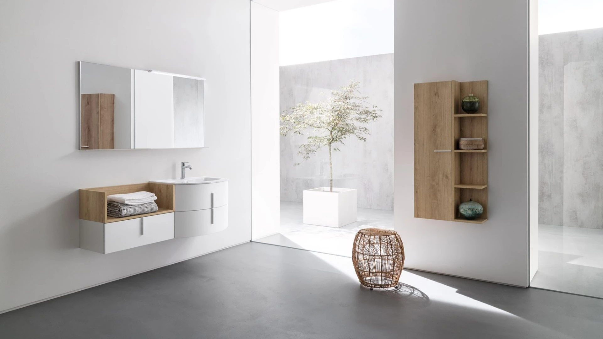 Mobile bagno sospeso Lion di BEHOME bianco e legno con pensile in bagno moderno.