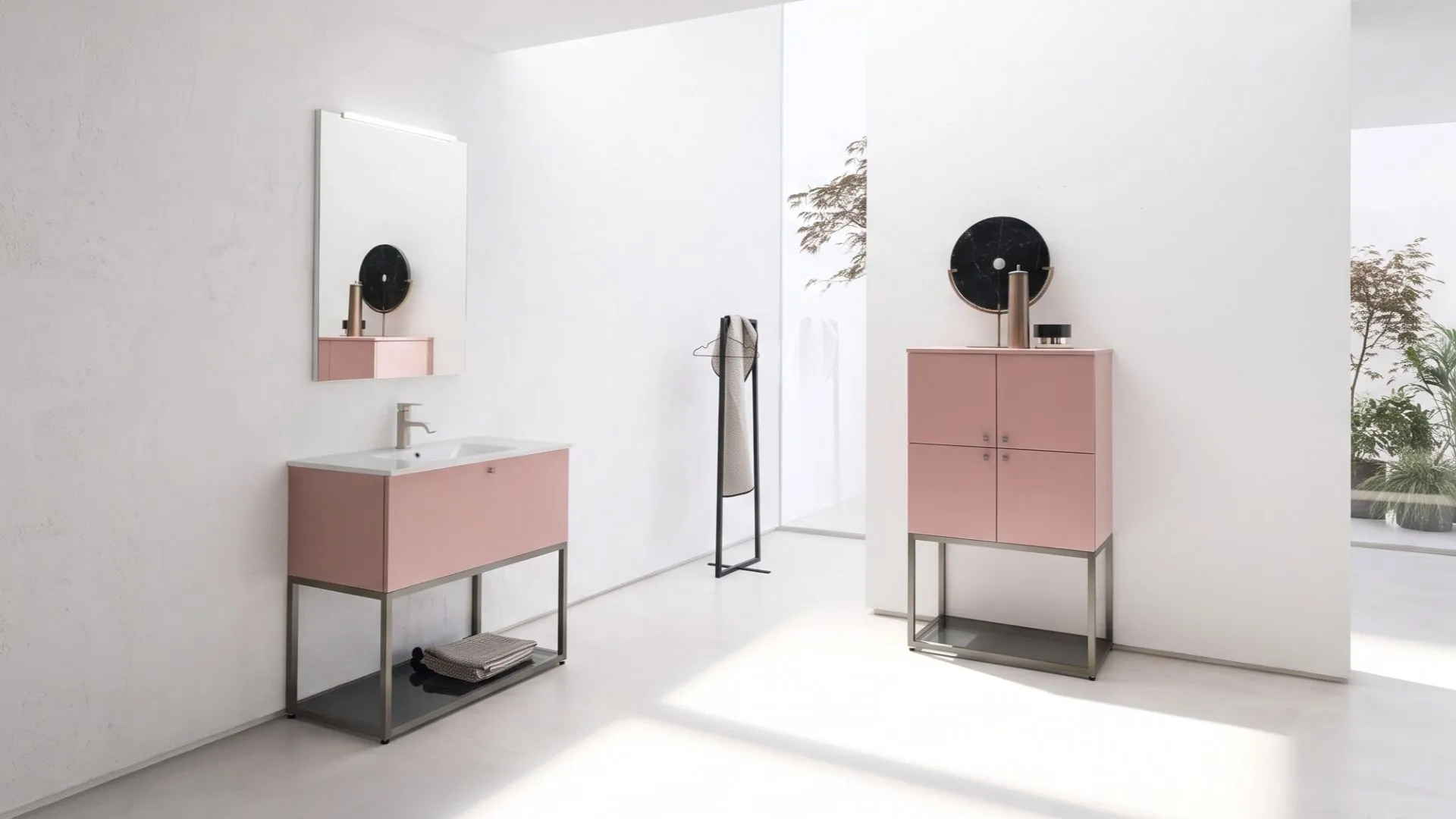 Mobile bagno a terra Marta di BEHOME rosa con struttura in metallo, lavabo bianco e specchio.