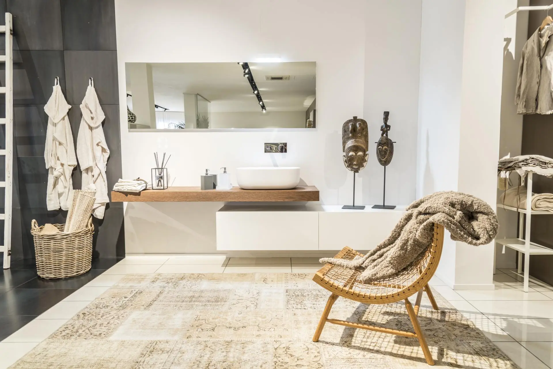 Mobile bagno sospeso Melody di BEHOME con top in legno, base bianca e lavabo da appoggio.