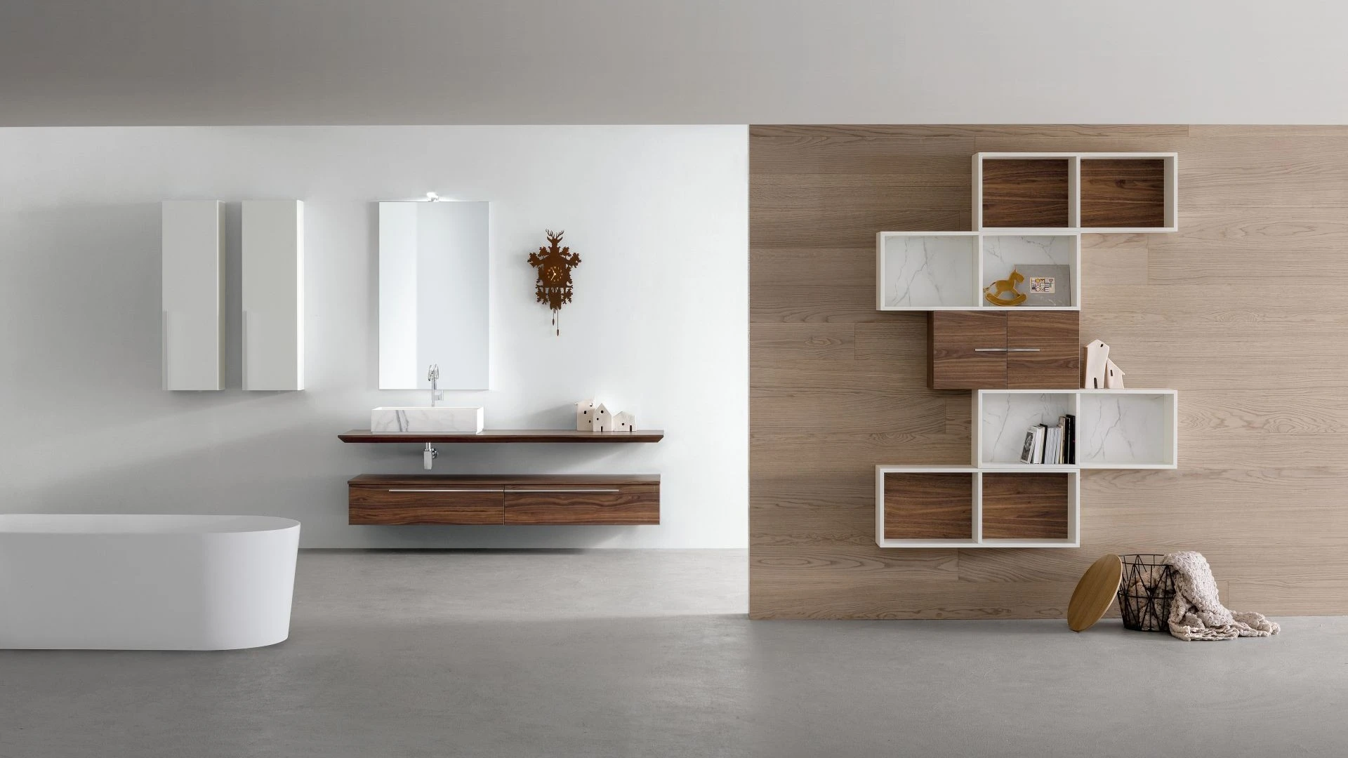 Mobile bagno sospeso Oscar di BEHOME in legno scuro con specchio rettangolare e scaffalatura.