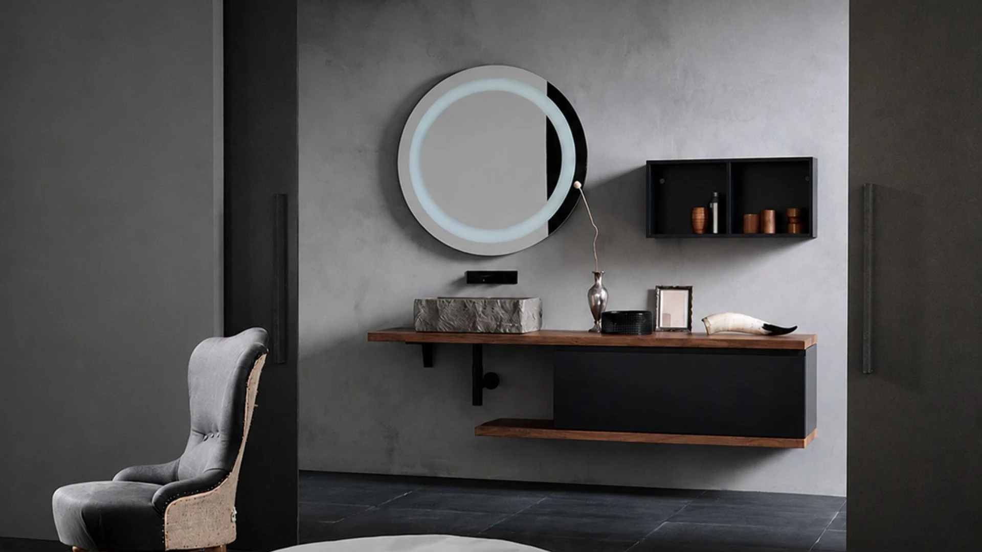 Mobile da bagno sospeso Rania di BEHOME con top in legno, base nera e lavabo in pietra.
