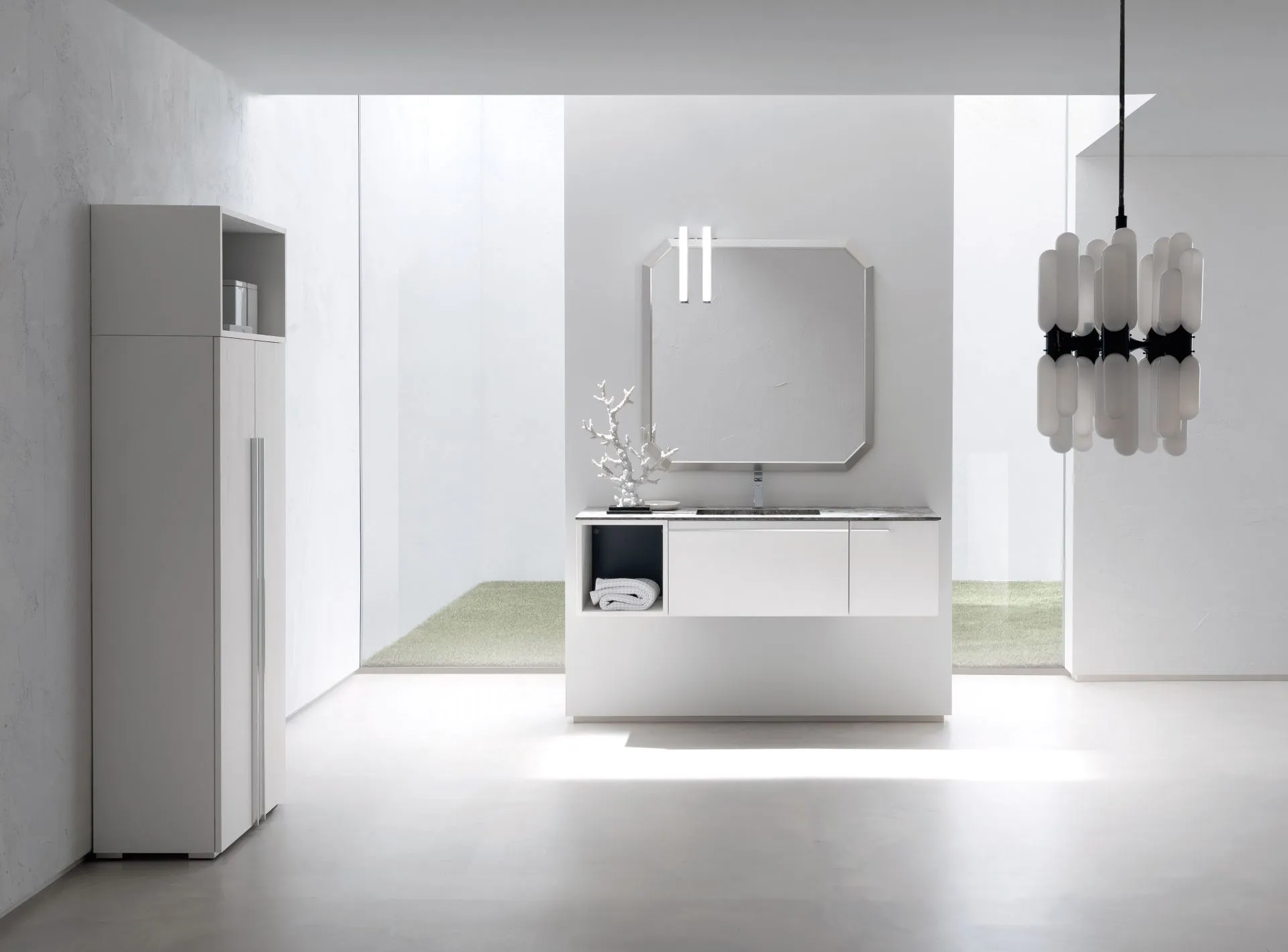 Mobile bagno sospeso Samir di BEHOME bianco con colonna e specchio ottagonale.