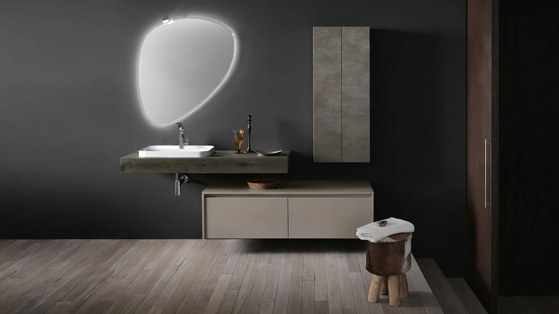 Mobile bagno sospeso Trend di BEHOME con top scuro, base chiara e specchio sagomato.