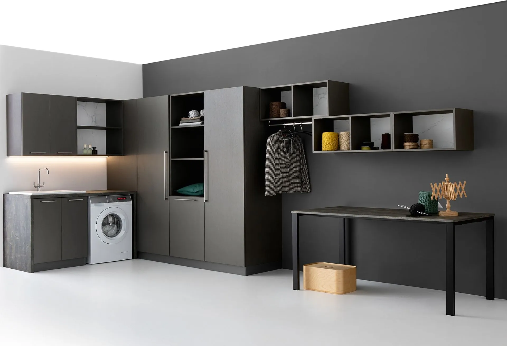 Mobile lavanderia Tina di BEHOME grigio scuro con colonna e vano lavatrice.