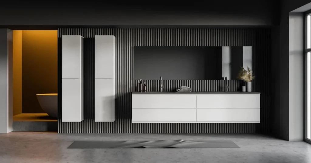 Mobile bagno moderno BEHOME bianco sospeso su boiserie scura.