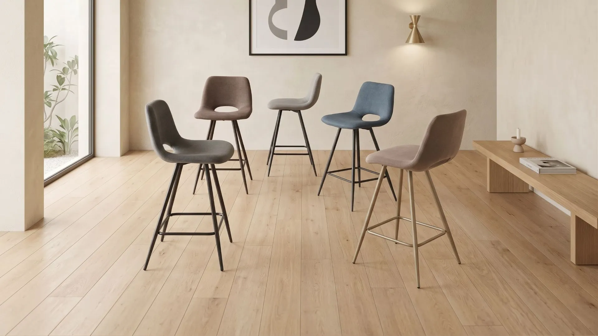 Gruppo di sgabelli in tessuto Lisa BEHOME di vari colori in un ambiente moderno.