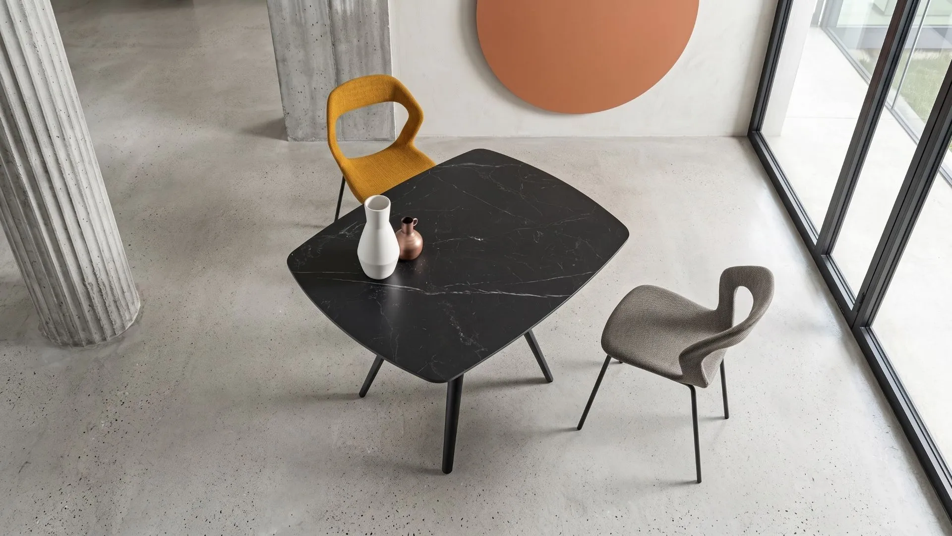 Tavolo allungabile Legenda BEHOME nero chiuso, ambientato in un soggiorno moderno.